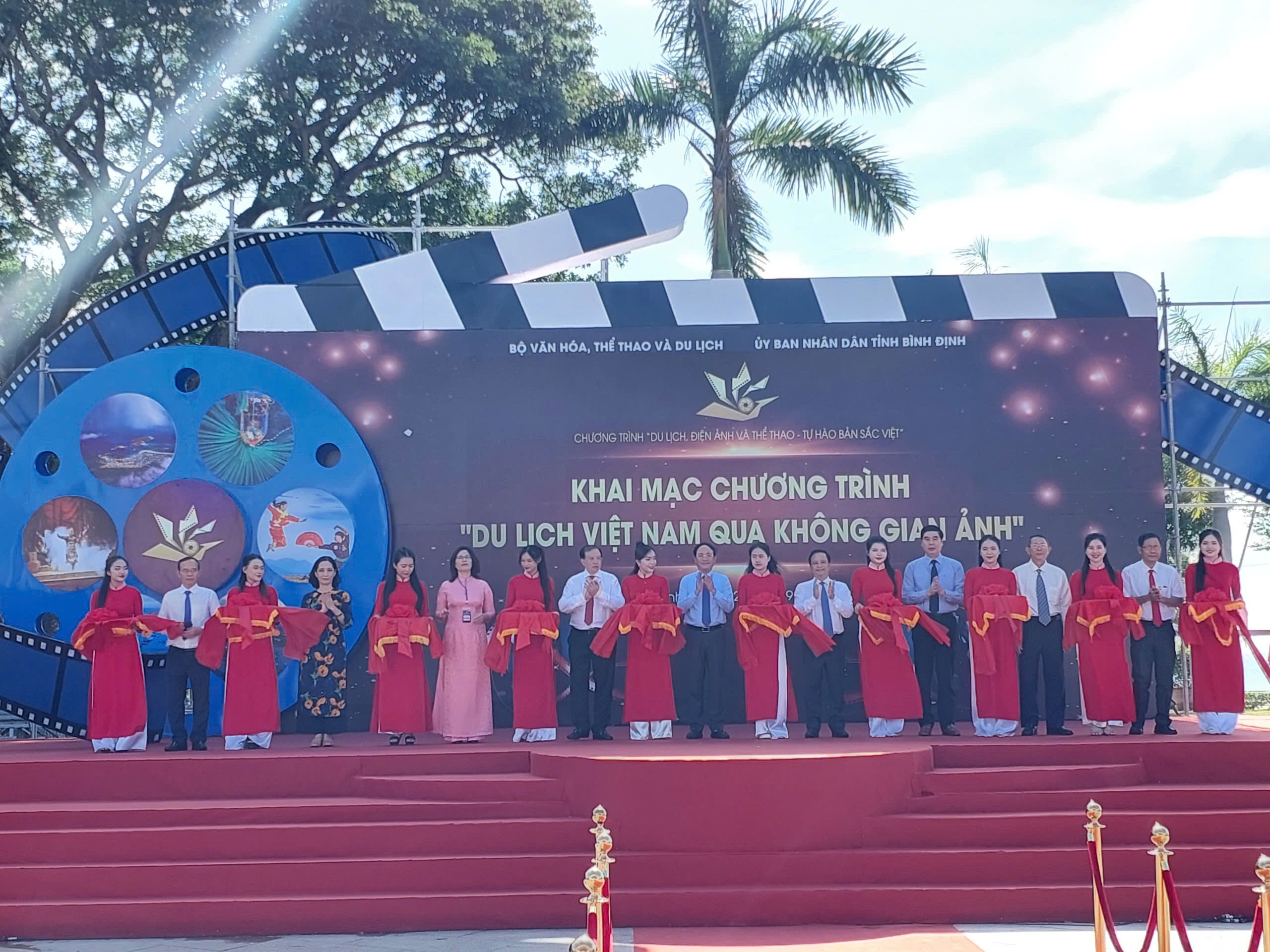 Opening of the program "Vietnam tourism through photo space"