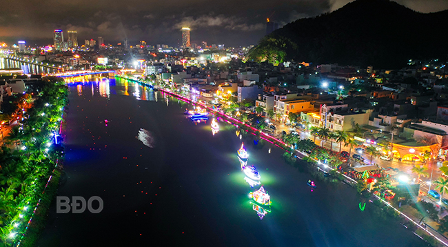 Brilliant Flower Boat Festival Night on Ha Thanh River