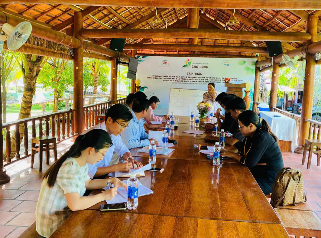 Tổ chức lớp tập huấn kỹ năng thiết kế và xây dựng chương trình tour du lịch trải nghiệm, kinh nghiệm tạo các giá trị gia tăng cho chuỗi dịch vụ du lịch nông nghiệp, du lịch sinh thái tại Làng Văn hóa Du lịch Chợ Lách