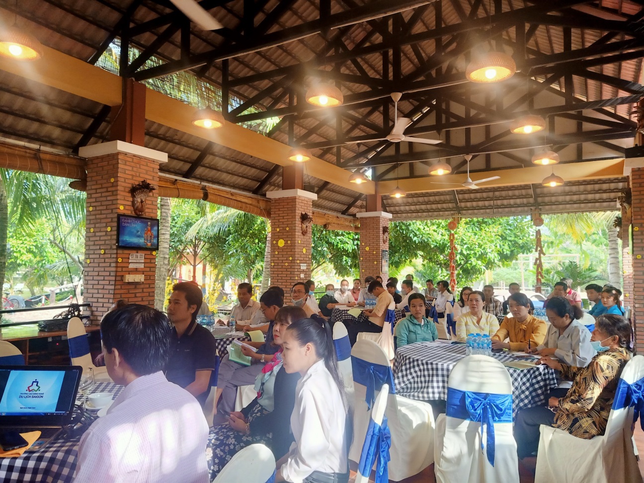 Tổ chức lớp “Kỹ năng đón tiếp và phục vụ khách du lịch tại điểm” tại huyện Chợ Lách