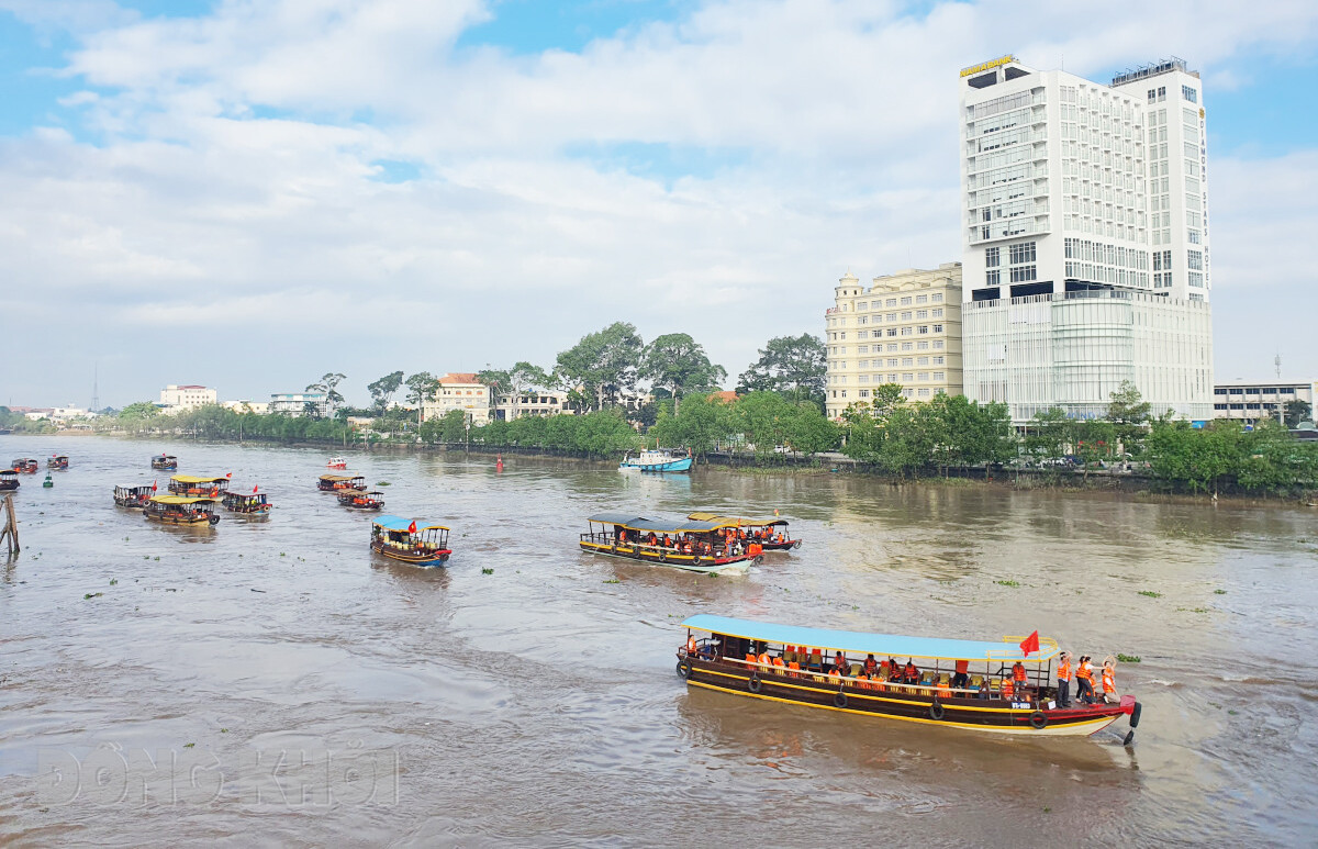 Diễu hành tàu du lịch quảng bá du lịch xanh xứ Dừa