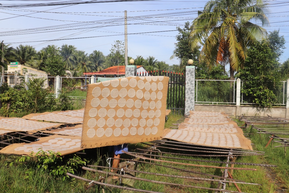 Nghề làm bánh phồng Sơn Đốc - Nghề xưa trong phố mới