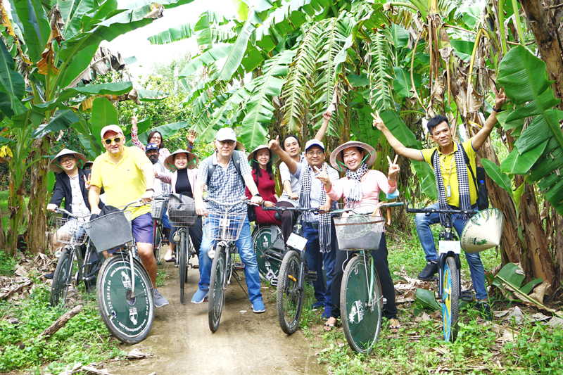 International tour group surveys tourism products of Ben Tre