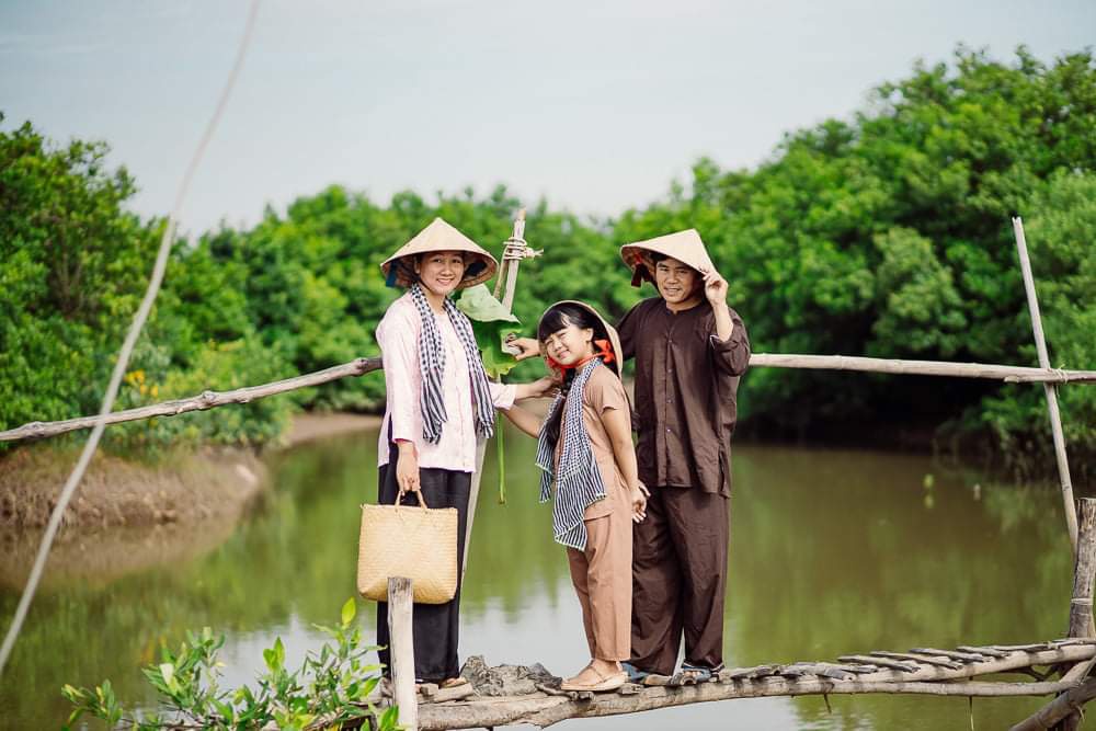 The couple quit their jobs to travel at home