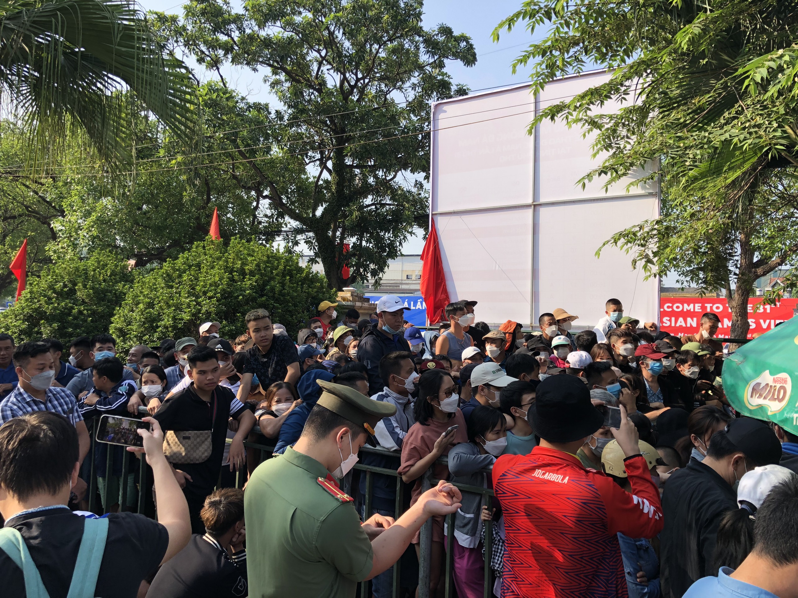 Người hâm mộ bóng đá xếp hàng mua vé xem U23 Việt Nam thi đấu ở SEA Games 31 tại sân vận động thành phố Việt Trì