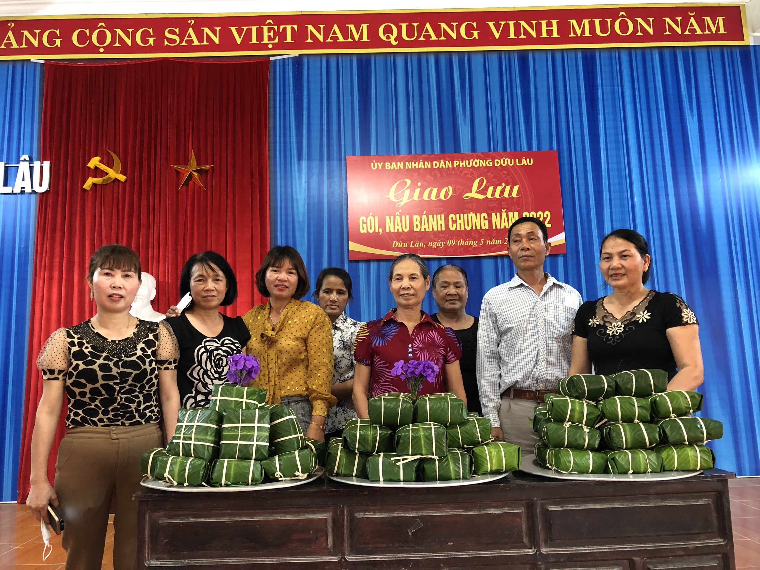 Phường Dữu Lâu tổ chức giao lưu gói, nấu bánh Chưng nhân dịp lễ dâng hương tưởng nhớ công lao Lang Liêu - Hùng Chiêu Vương