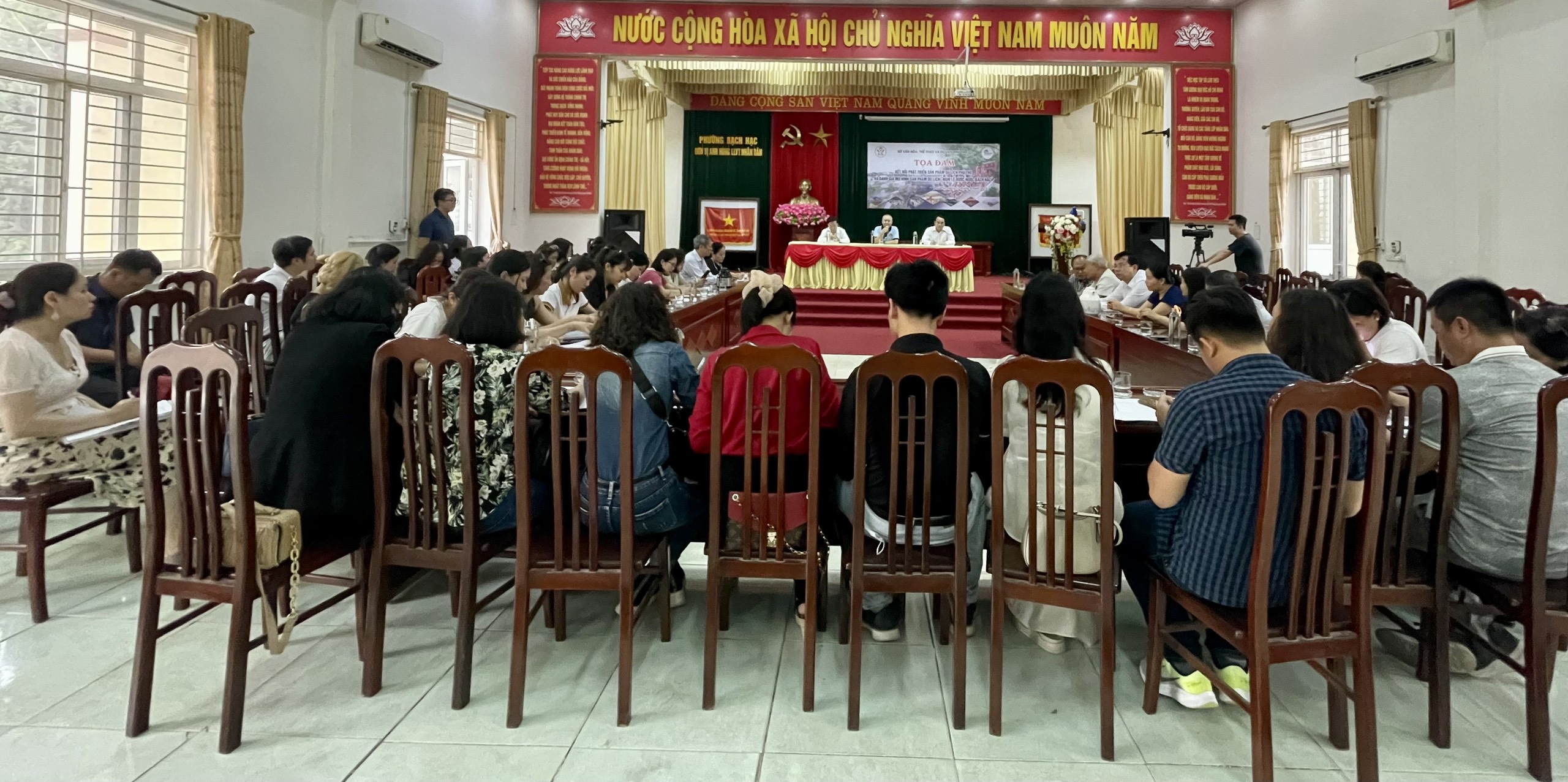 Toạ đàm Kết nối phát triển sản phẩm du lịch Phú Thọ và đánh giá mô hình sản phẩm du lịch “ Nghi lễ rước nước Bạch Hạc”.