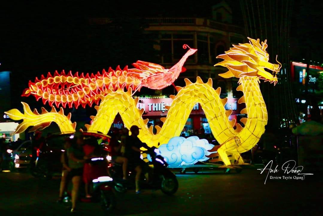 UBND thành phố Tuyên Quang nhất trí để các thôn, xóm, tổ dân phố đã hoàn thành việc lắp dựng các mô hình đèn trung thu tham gia diễn diễu trên các tuyến phố 