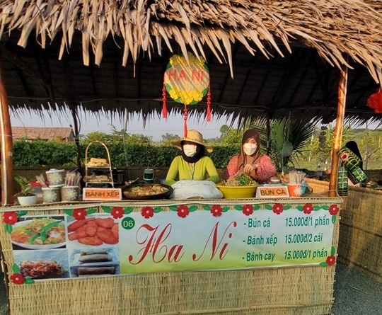 The countryside market is linked with the exploitation of tourism in the colorful rafting village at the confluence of the Chau Doc River