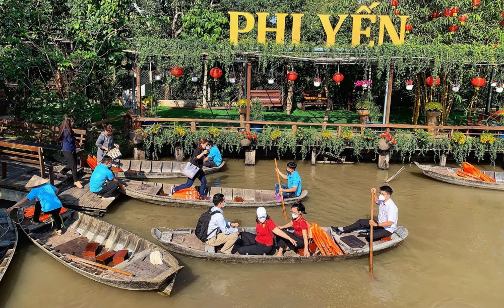 Bơi ghe ở Khu du lịch sinh thái vườn trái cây Phi Yến 