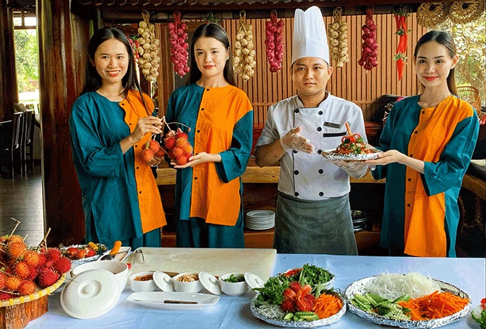 Về Cần Thơ, ăn gỏi gà chôm chôm